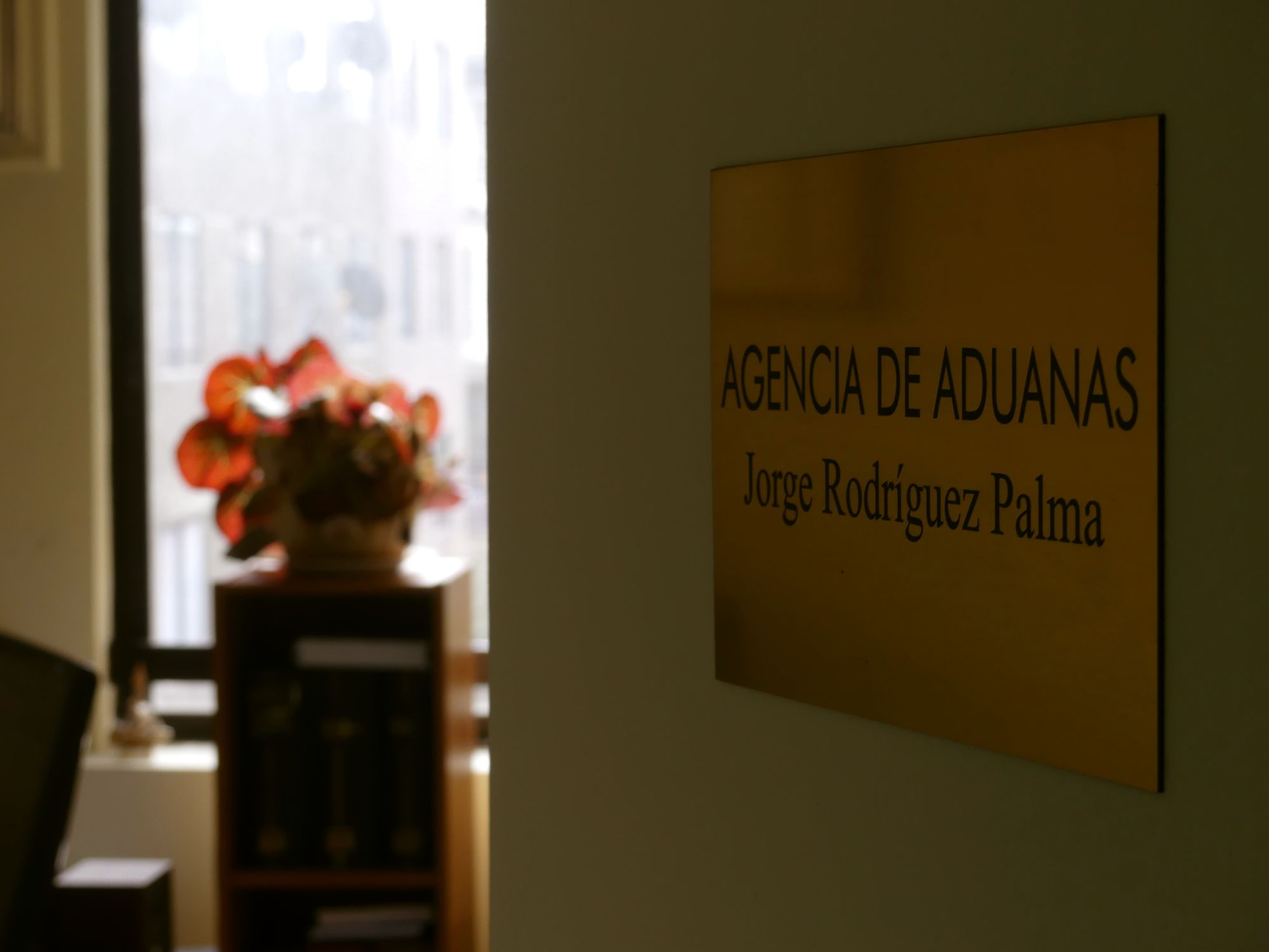 Placa de bronce de la Agencia de Aduanas Jorge Rodríguez Palma en su oficina de Santiago